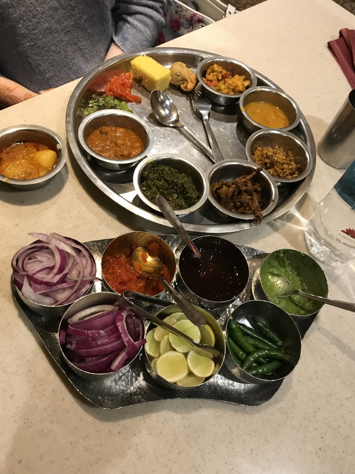 Assiettes de nourriture indienne colorée et variée.