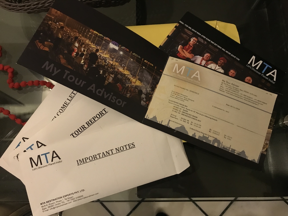 Divers documents et livrets liés à un voyage.