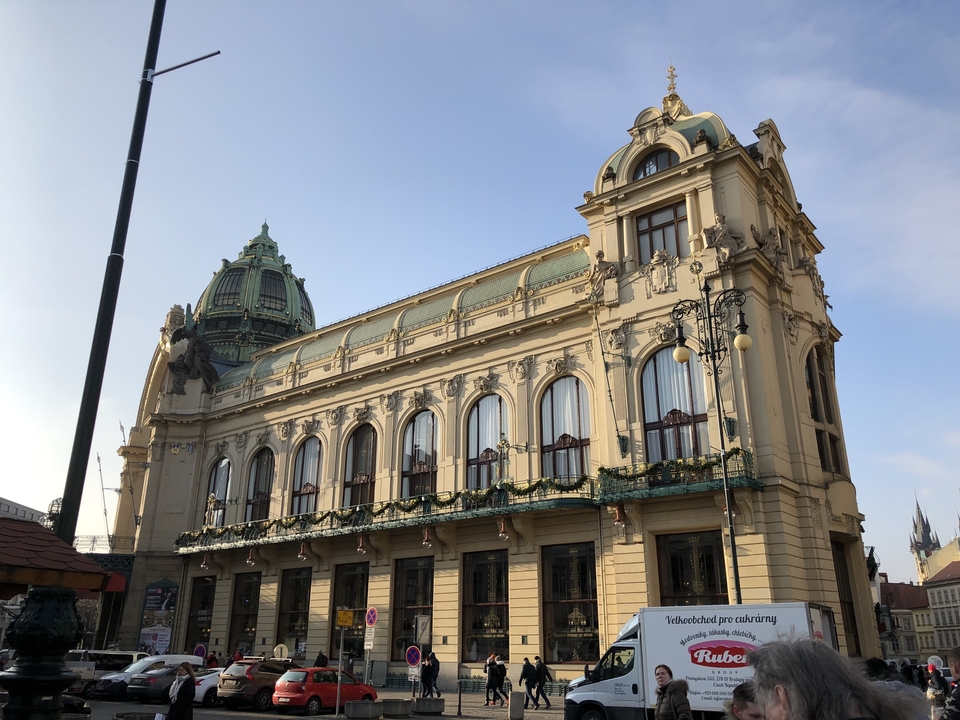 Bâtiment orné et historique dans un paysage urbain.