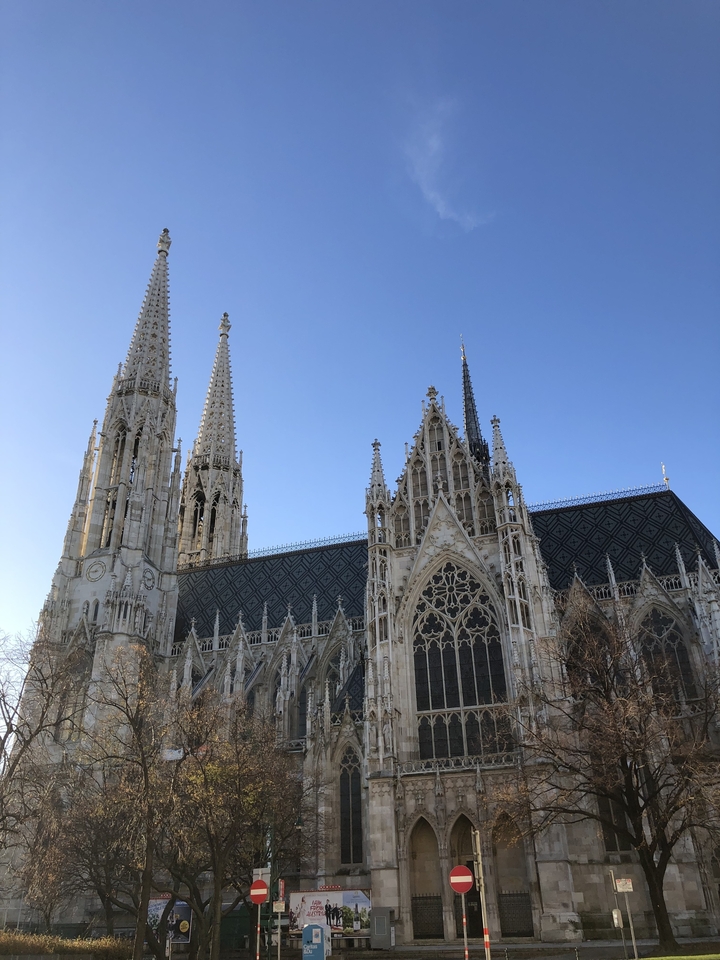 Église gothique au design complexe sous un ciel dégagé.