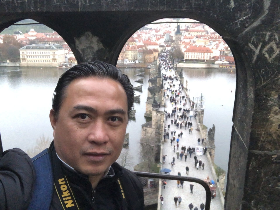 Selfie avec le pont Charles et la rivière Vltava en arrière-plan.