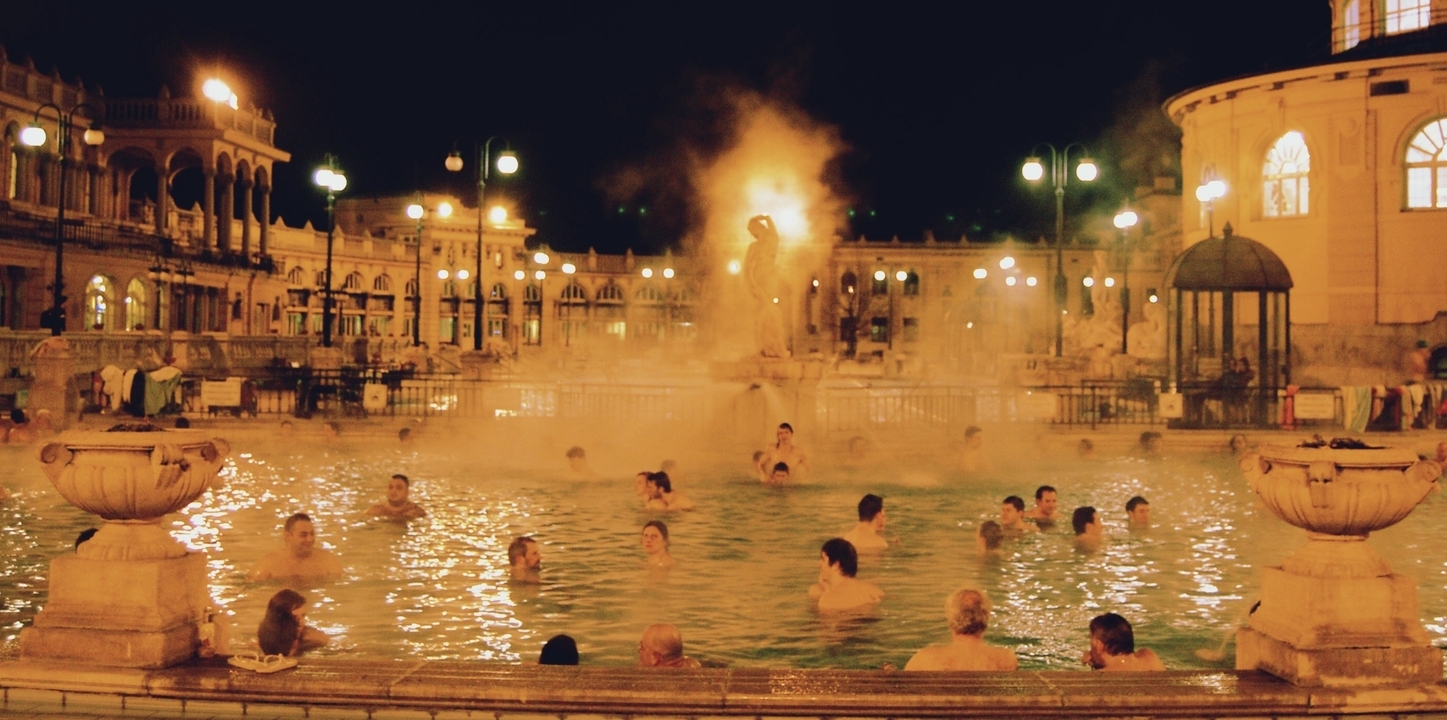 Des gens qui profitent des bains thermaux la nuit.
