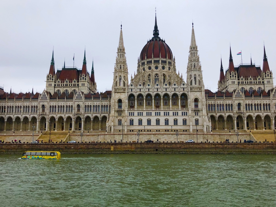 Bâtiment du parlement au bord de la rivière.