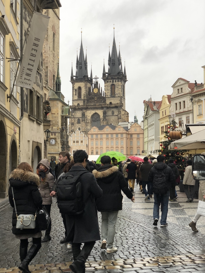 Place de ville européenne animée avec une cathédrale en arrière-plan.