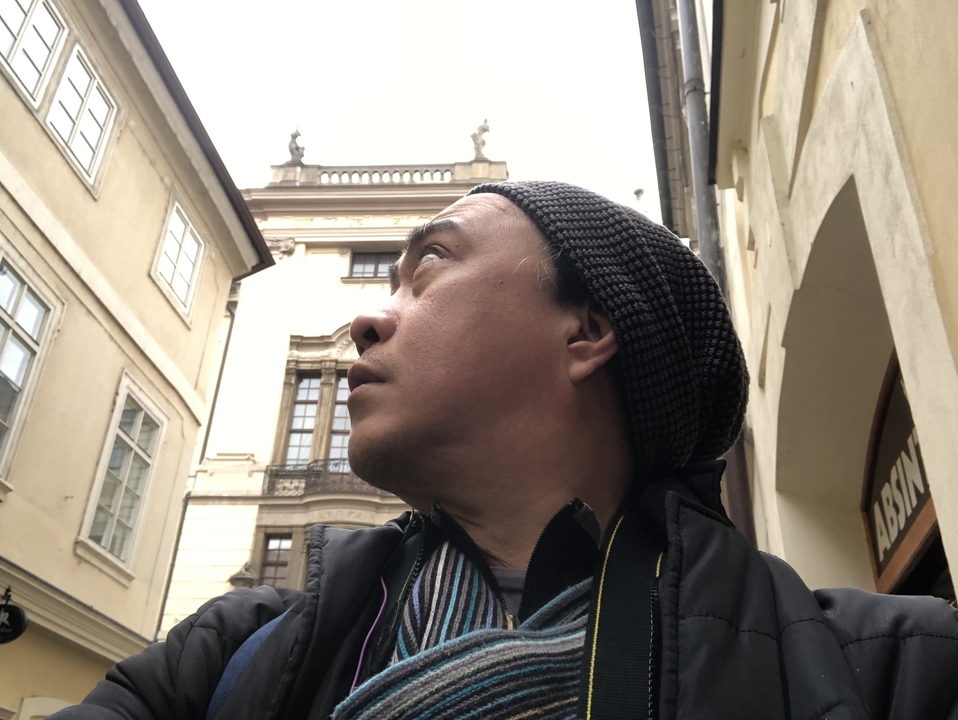 Personne regardant vers le haut des bâtiments architecturaux historiques.