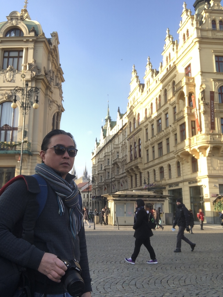 Personne dans une rue de ville avec des bâtiments historiques autour.