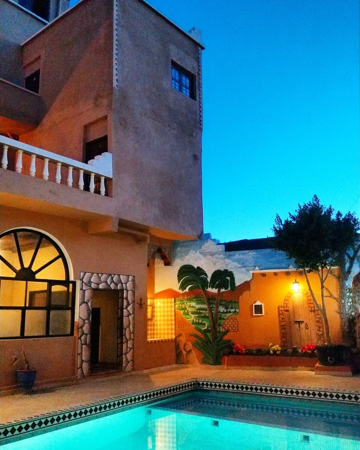 Extérieur de bâtiment coloré avec art mural.