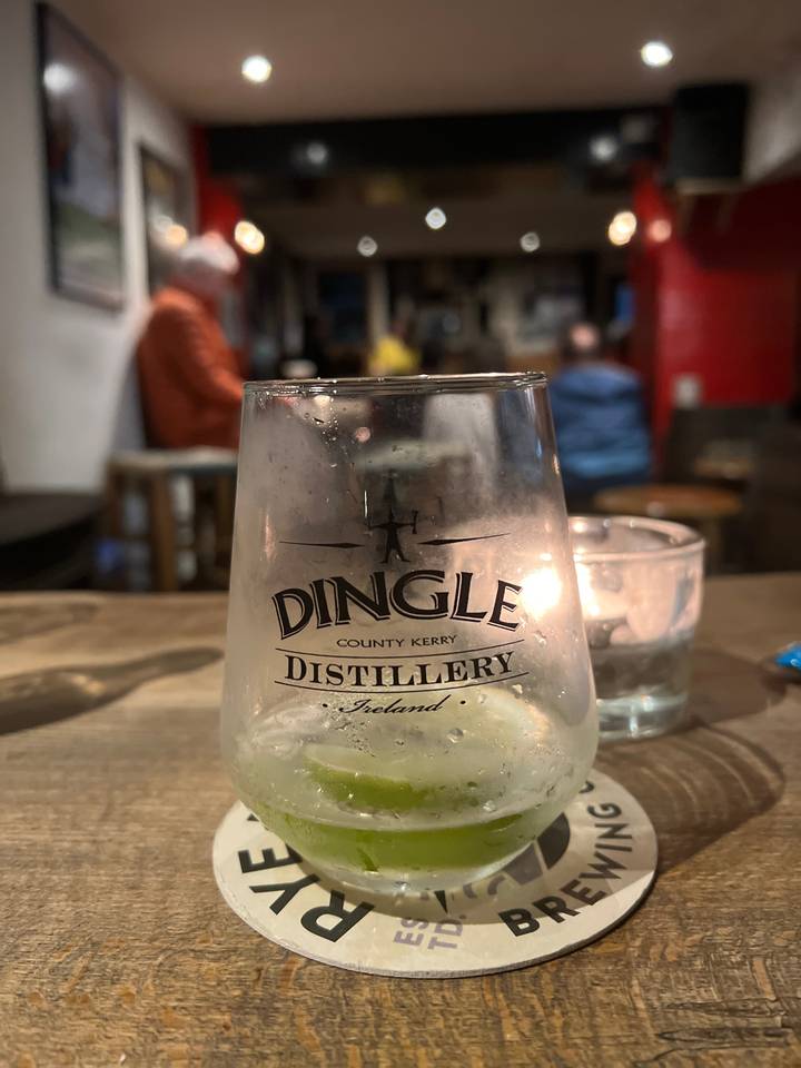 Verre avec l'étiquette de la distillerie Dingle et une boisson à l'intérieur.
