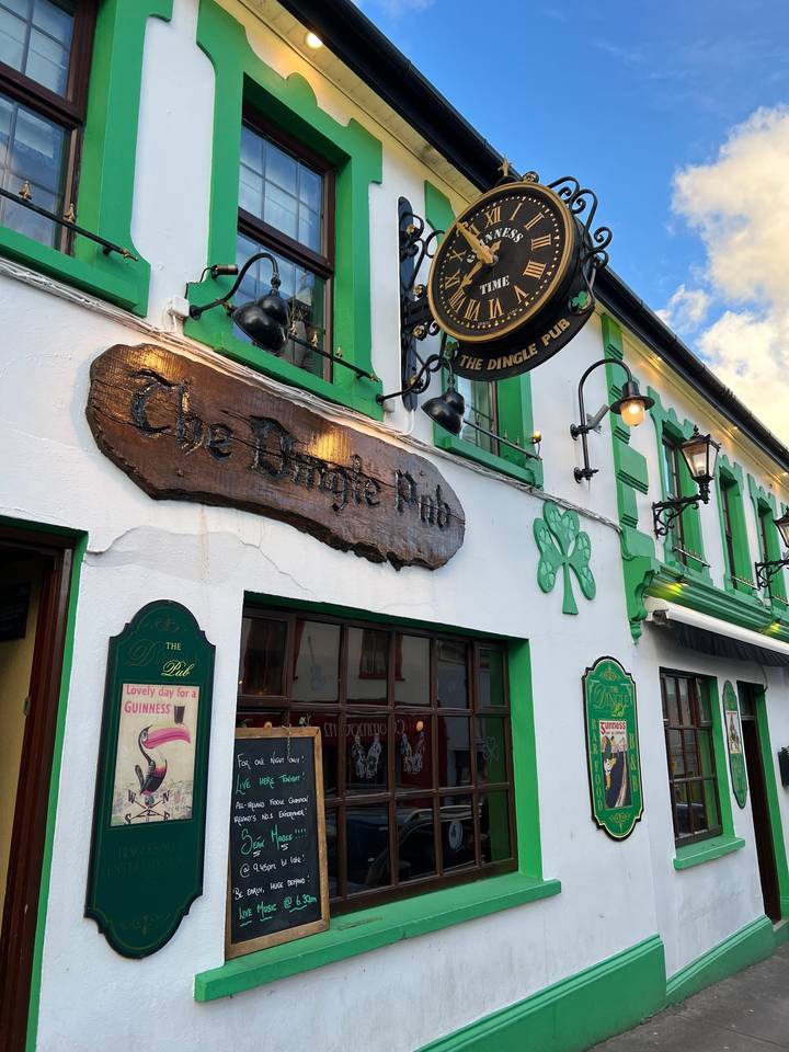 Façade du pub The Dingle avec enseigne et horloge.