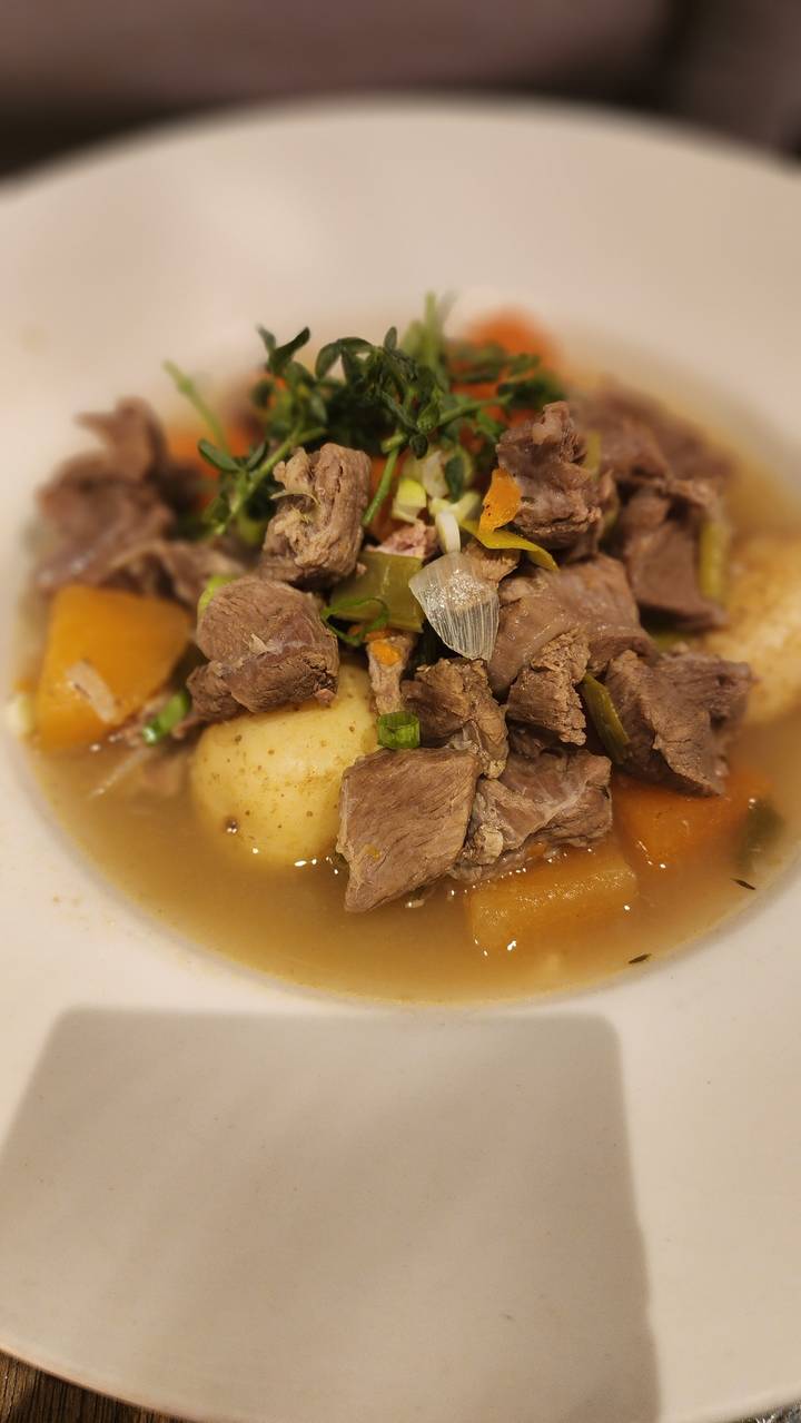 Assiette de cuisine traditionnelle avec viande et légumes.