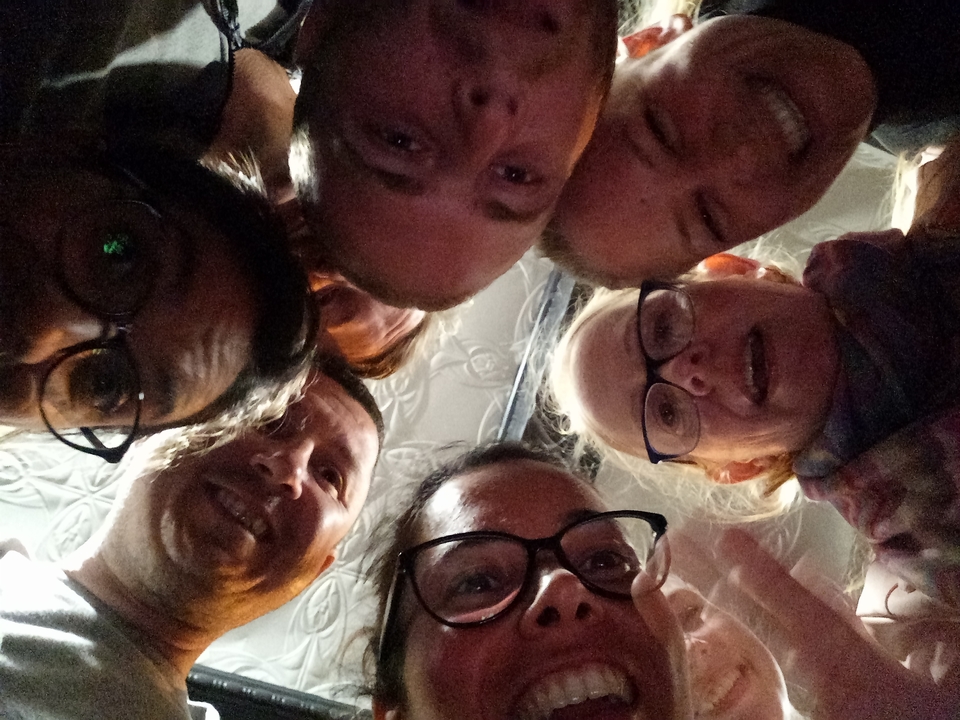 Groupe de personnes prenant un selfie d'en bas.