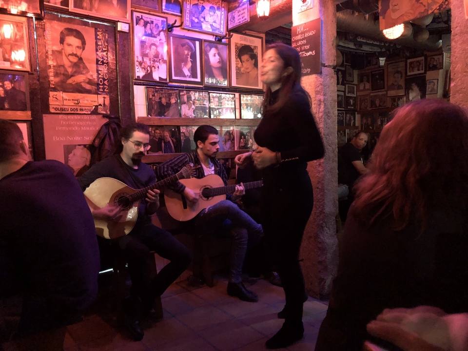 Musiciens et danseurs se produisant dans un lieu chaleureux.