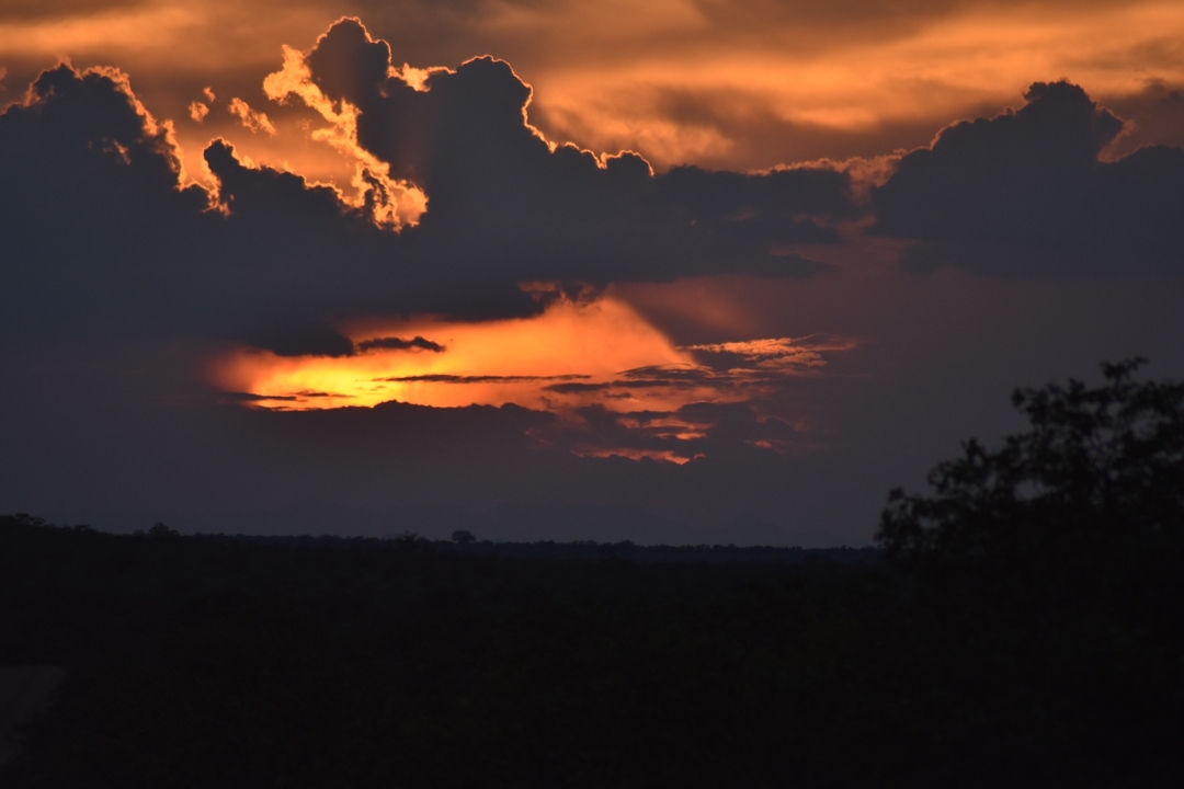 Coucher de soleil avec des nuages dans le ciel.