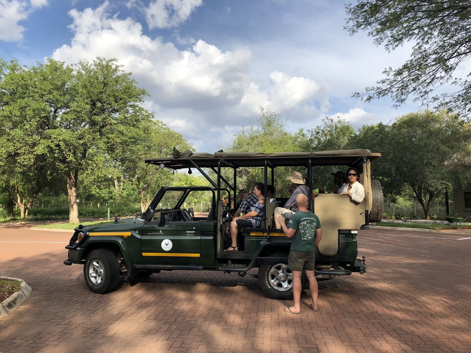 Des gens dans un véhicule de safari.