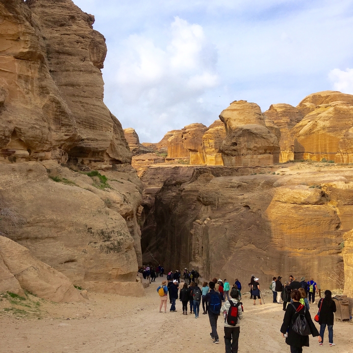 Grandes formations de grès dans un paysage désertique.