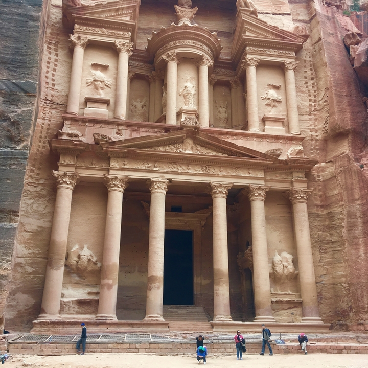 Le Trésor de Pétra, une structure historique taillée dans la roche.