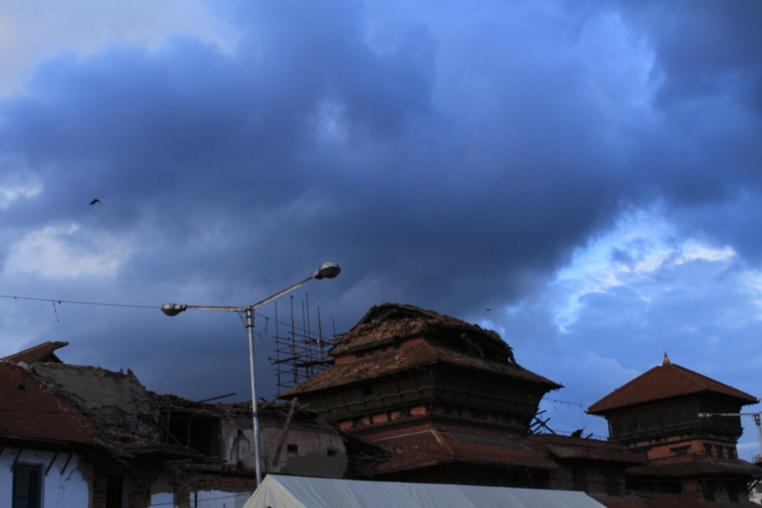 Nuages sombres au-dessus des bâtiments historiques.