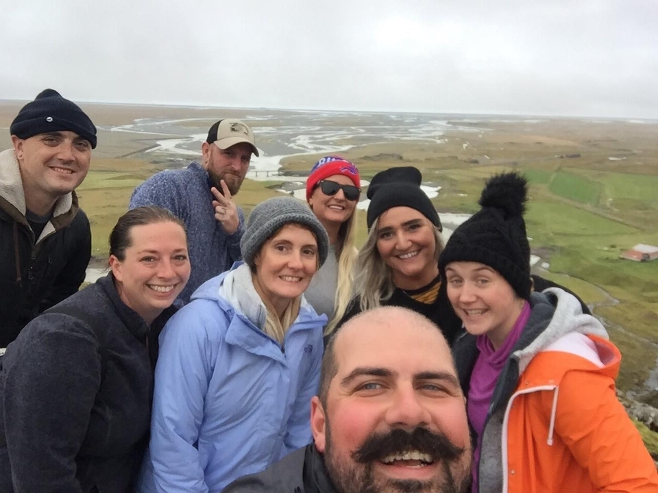 Selfie de groupe avec vue panoramique sur un paysage pittoresque en Islande.