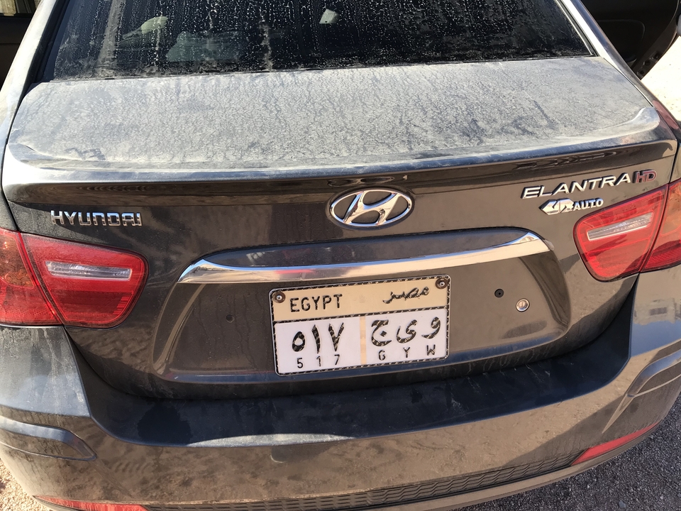 Arrière d'une Hyundai Elantra avec une plaque d'immatriculation égyptienne.