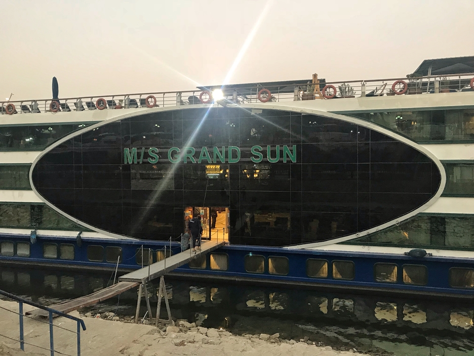 Gros navire de croisière fluviale « MS Grand Sun » à quai.