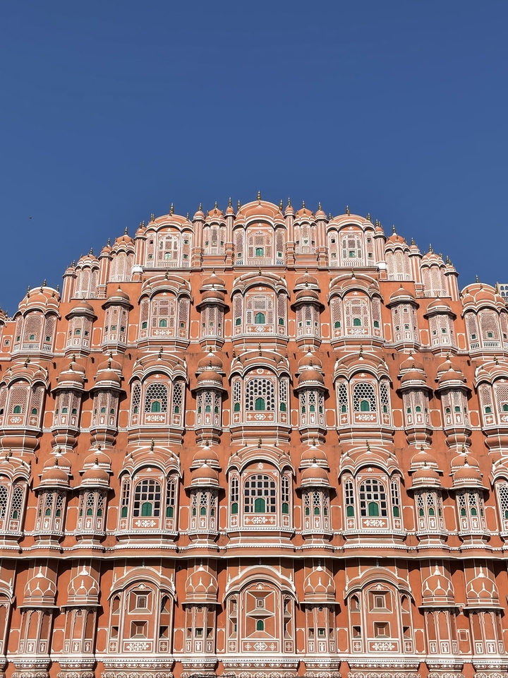 Vue détaillée de la façade du Hawa Mahal, présentant une architecture complexe.
