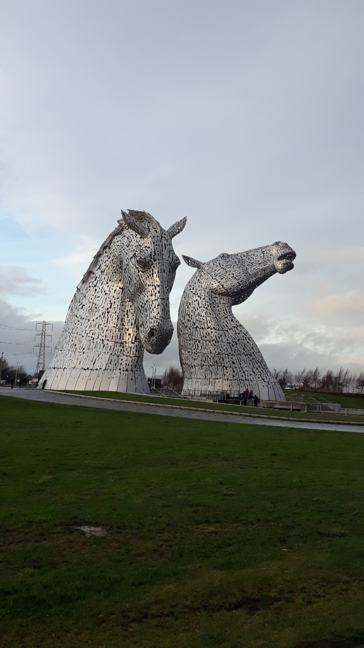 Sculptures en acier de deux têtes de cheval connues sous le nom de The Kelpies.