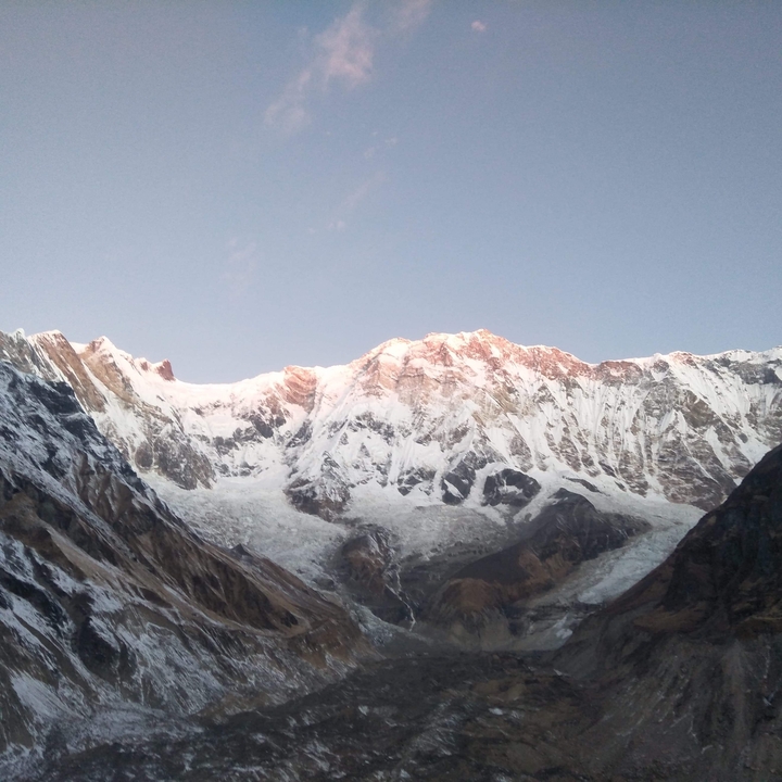 Des montagnes enneigées sous un ciel dégagé.