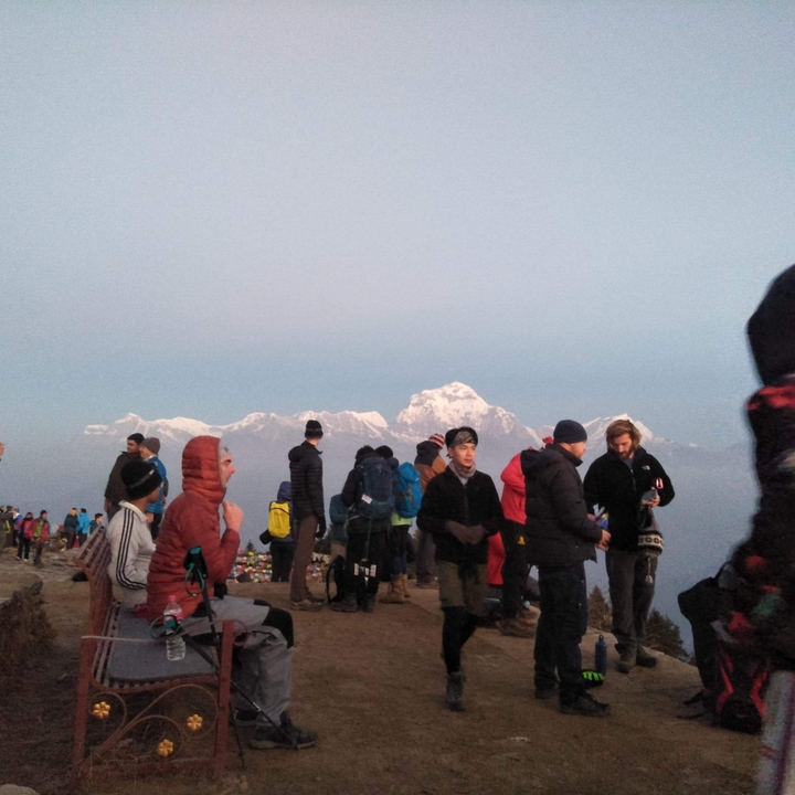 Groupe de personnes dans les montagnes de l'Annapurna à l'aube.