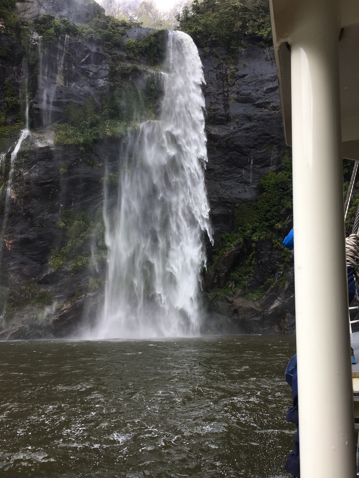 Gros plan d'une cascade avec de la brume.