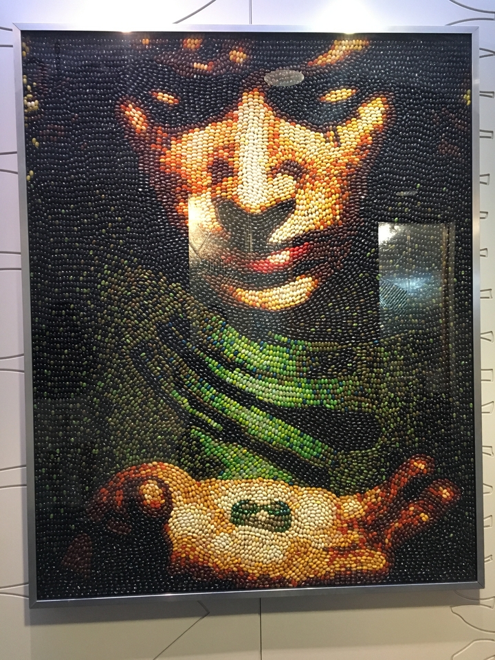 Portrait artistique réalisé avec divers matériaux colorés.