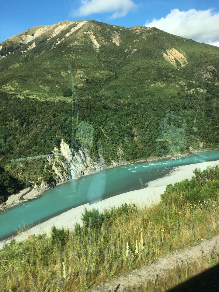 Rivière serpentant à travers un paysage verdoyant luxuriant vue à travers une vitre.
