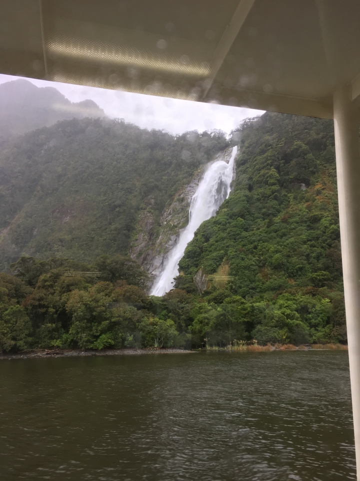 Cascade qui dégringole le long d'une falaise verdoyante.