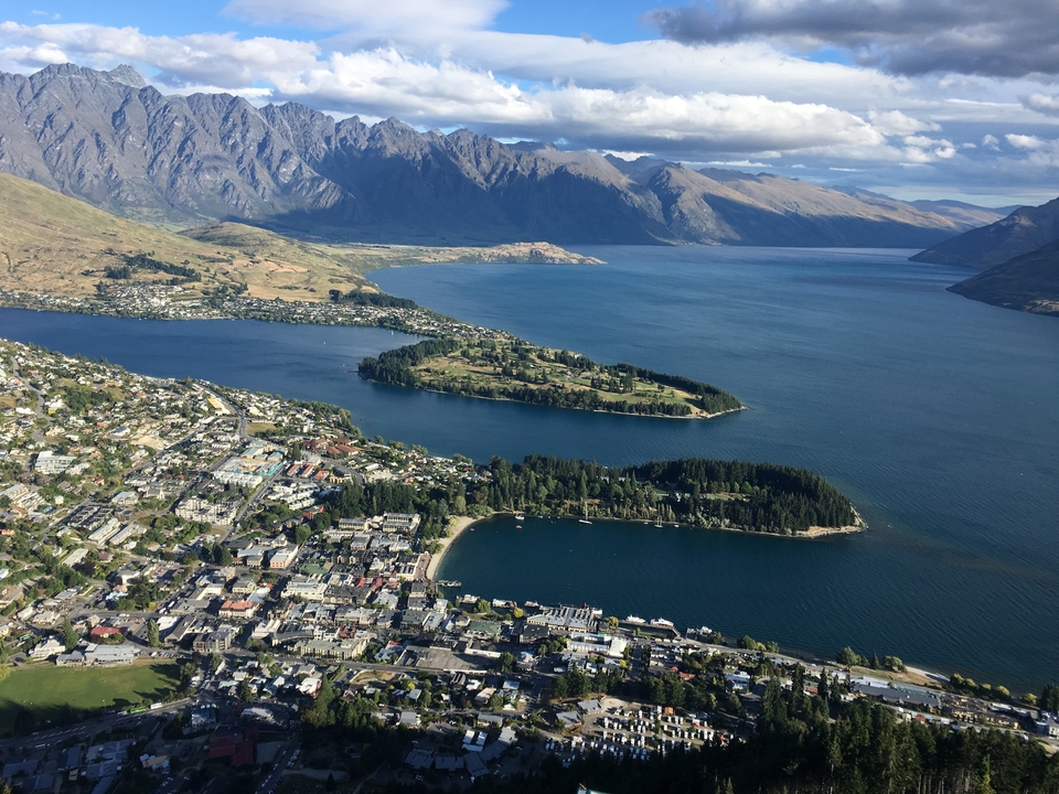 Vue aérienne d'une ville, d'un lac et des montagnes environnantes.