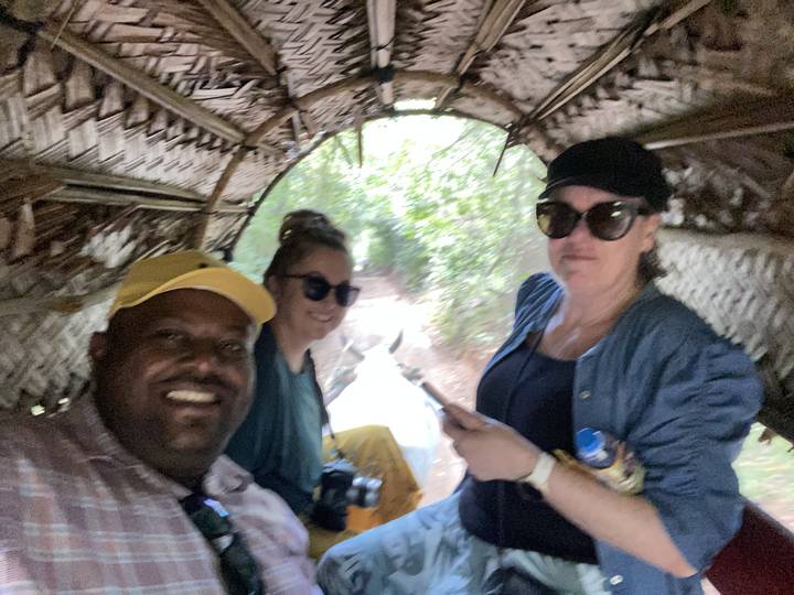 Selfie de groupe pris à l'intérieur d'une hutte.
