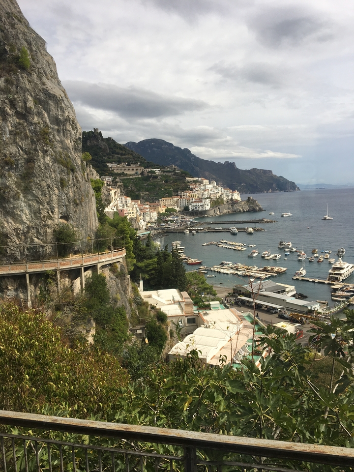 Vue panoramique de la côte amalfitaine avec des bâtiments sur les falaises.