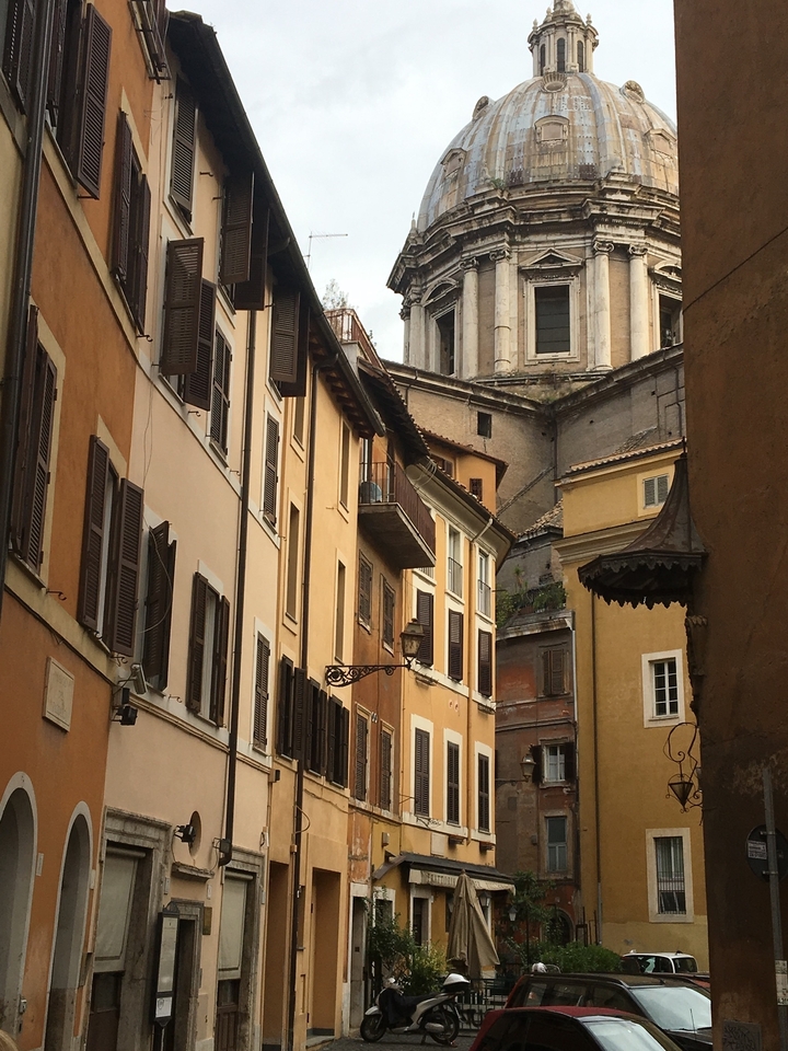 Rue européenne étroite avec de vieux bâtiments colorés.