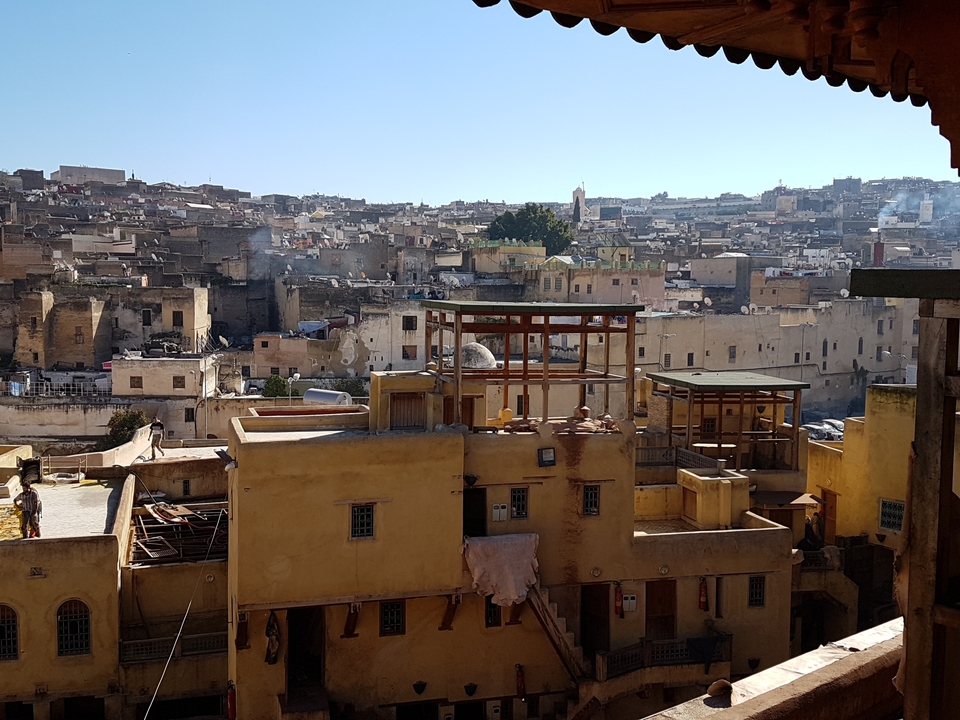 Vue sur la vieille ville avec son architecture traditionnelle.