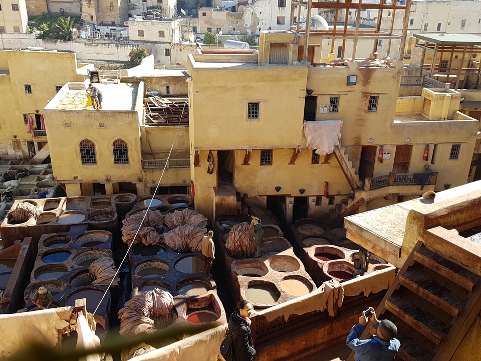 Tannerie traditionnelle avec de grandes cuves pour teindre le cuir.