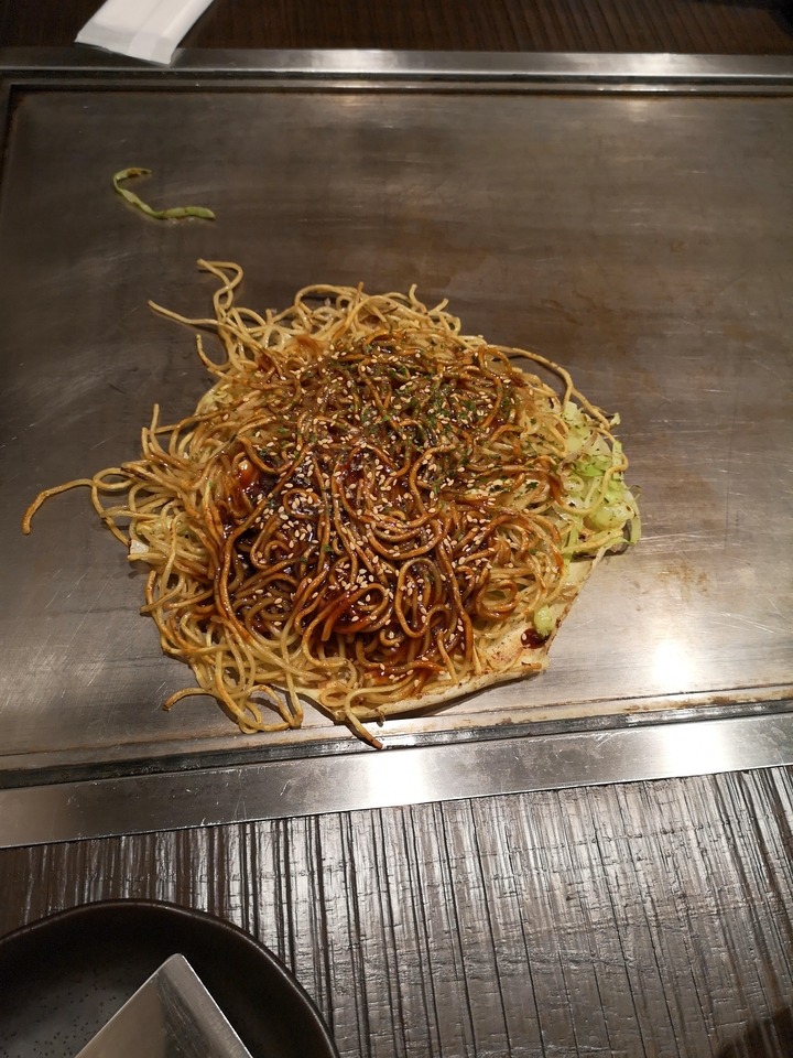 Plat japonais garni de graines de sésame et d'oignons verts.