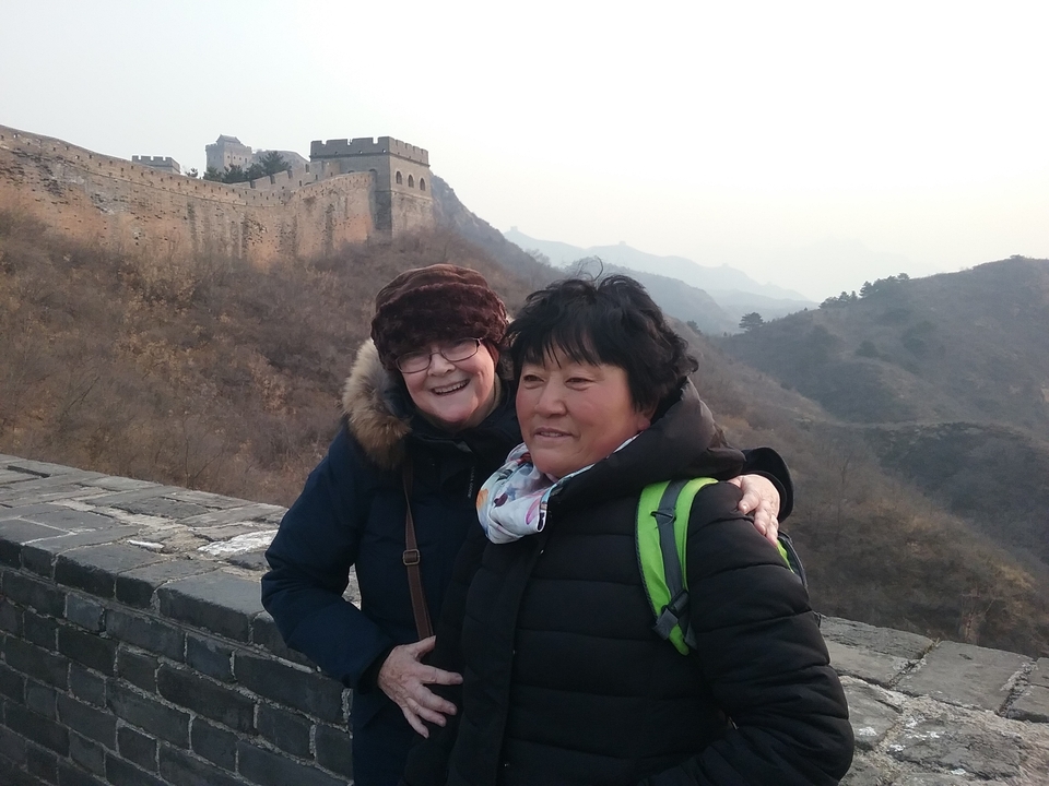 Deux personnes posant sur la Grande Muraille de Chine.