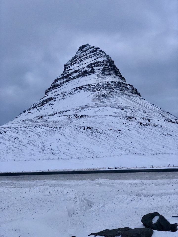 Montagne enneigée, probablement le Kirkjufell.