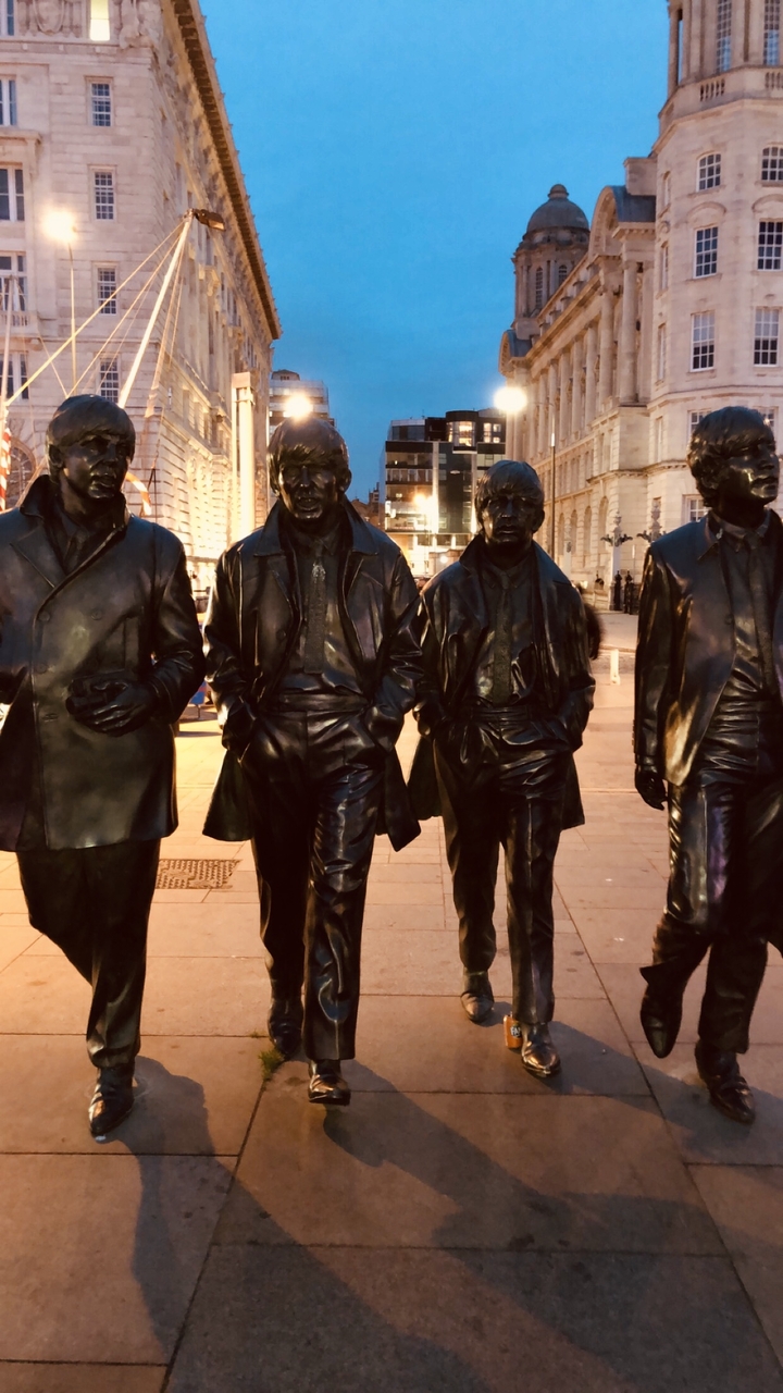 Des statues dans un cadre de rue urbaine au crépuscule.