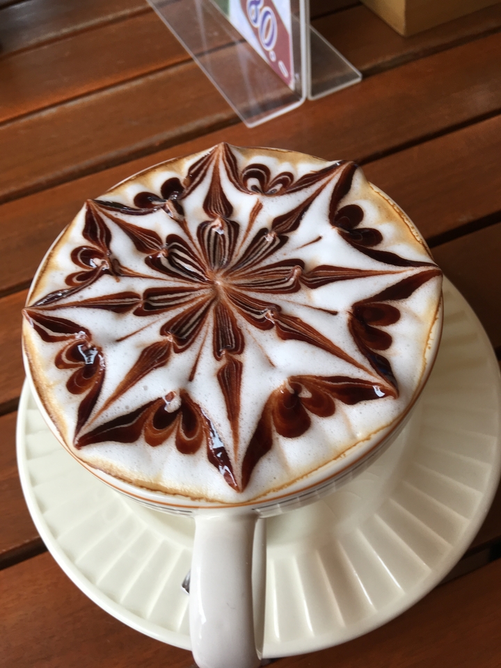 Dessin artistique sur une tasse de café.