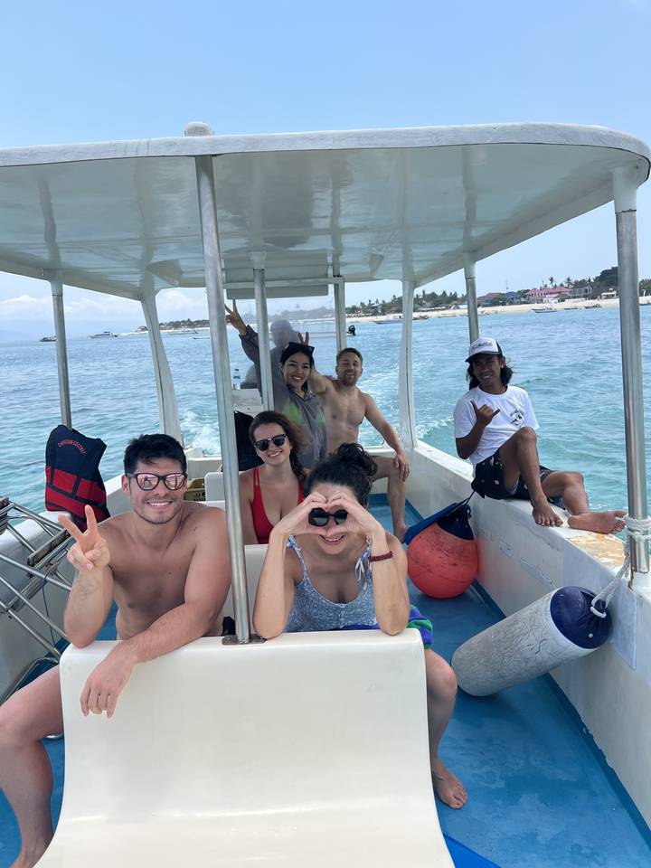 Des gens qui profitent d'une promenade en bateau sur la mer.