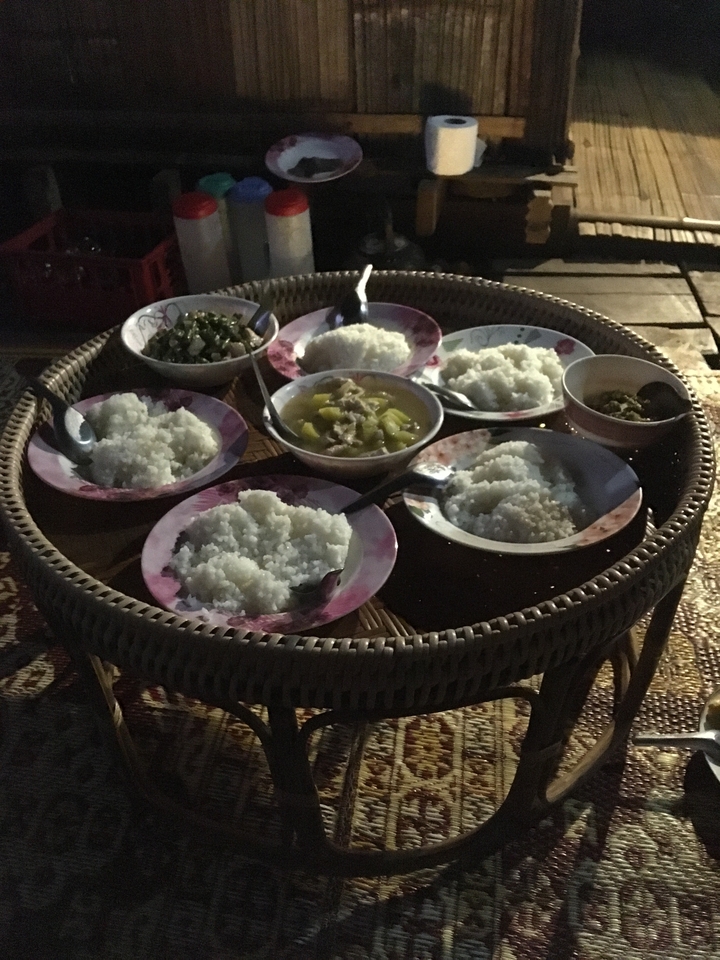 Repas thaï traditionnel servi dans des bols sur un plateau tressé.