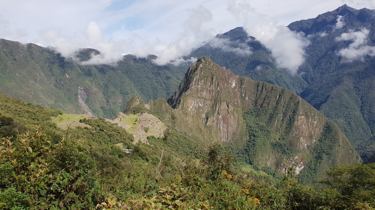 Vue de montagne avec des falaises rocheuses et des vallées verdoyantes.