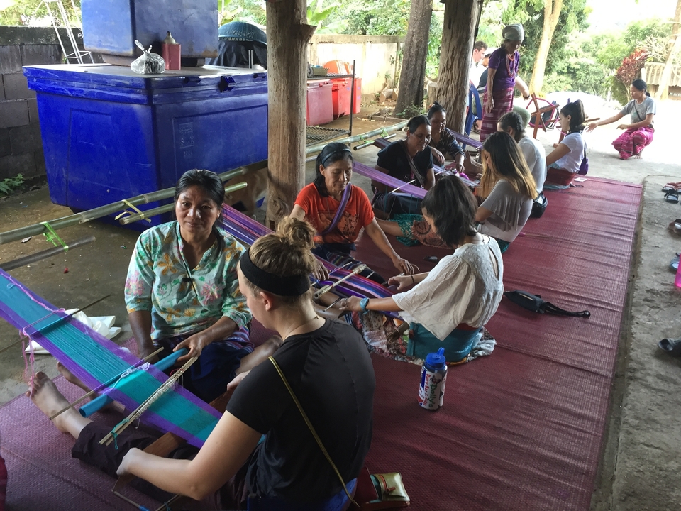 Femmes engagées dans des activités de tissage traditionnel.