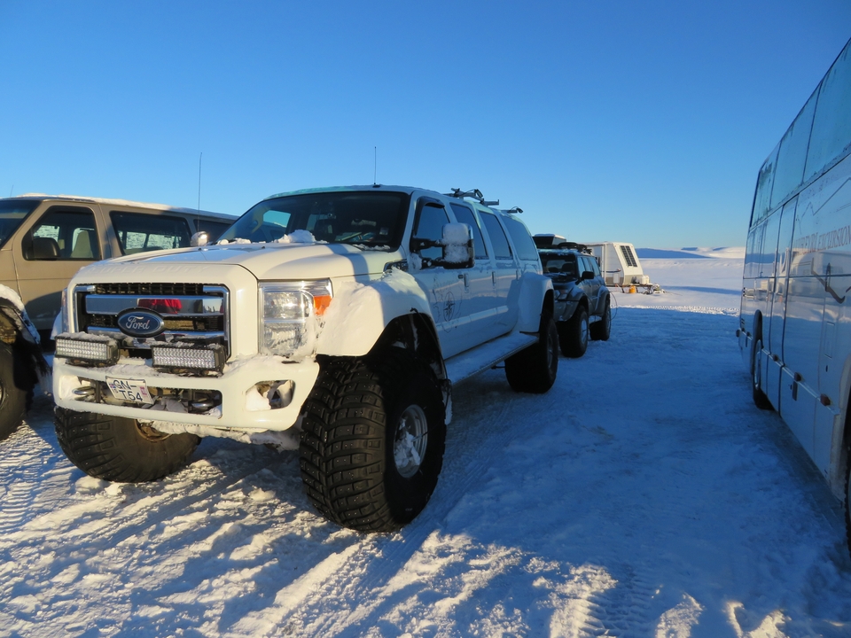 Grand véhicule personnalisé sur un paysage enneigé.