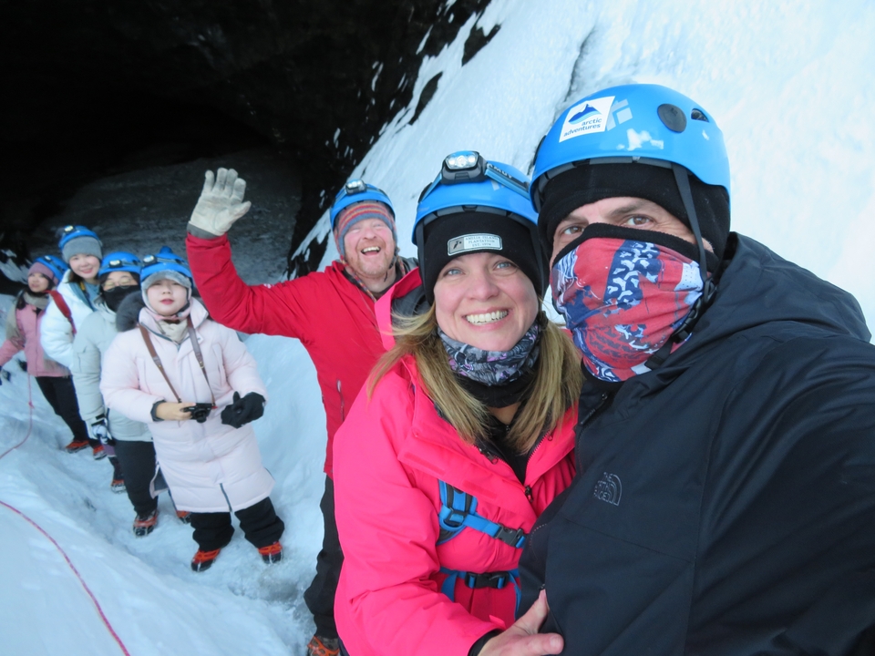 Groupe de personnes dans des grottes de neige avec du matériel d'escalade.