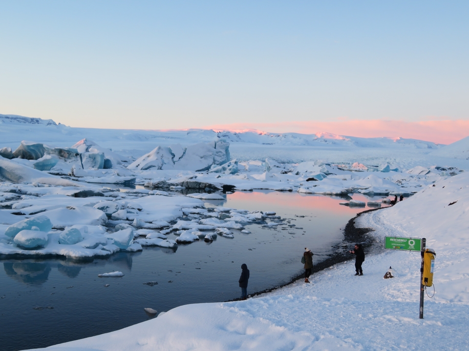 Des gens explorant un paysage enneigé avec des glaciers.